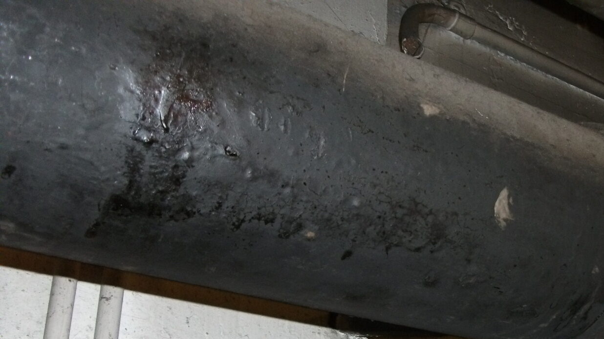 Peinture au goudron (HAP) sur tuyaux d'évacuation d'eaux usées